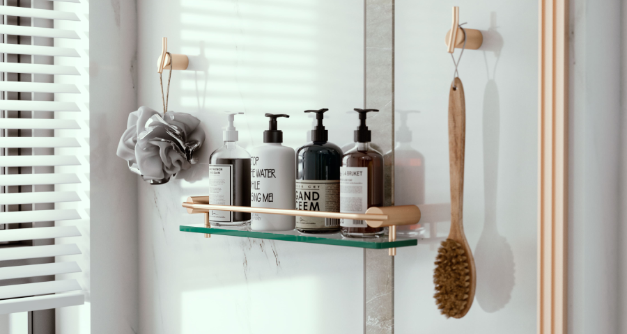 Porta shampoo com produtos de higiene organizados em um banheiro moderno.