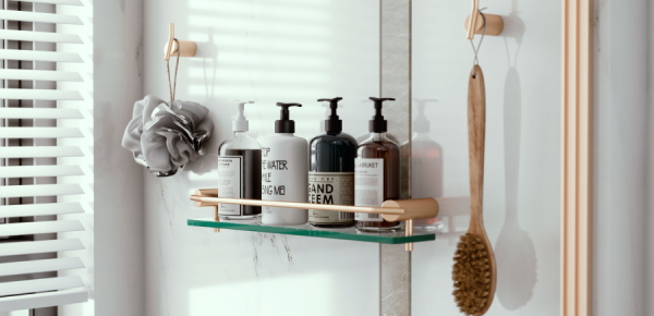 Porta shampoo com produtos de higiene organizados em um banheiro moderno.